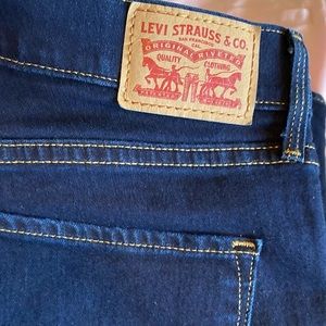 Women Levi dark blue jeans